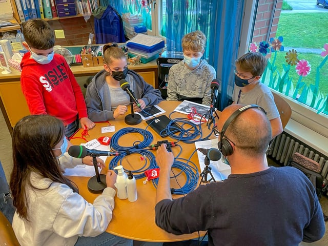 Kinder diskutieren Kinder diskutieren