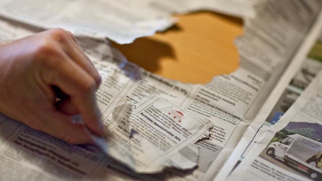 Stelleninserat aus Zeitung gerissen Stelleninserat aus Zeitung gerissen