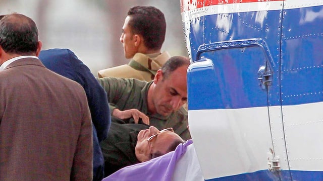 Mubarak auf Bahre. Mubarak auf Bahre.