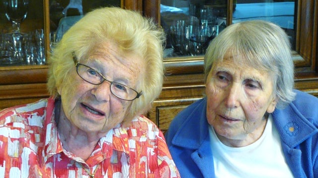 Zwei ältere Frauen sitzen nebeneineinander (links Ruth Westerheimer mit Brille). Zwei ältere Frauen sitzen nebeneineinander (links Ruth Westerheimer mit Brille).