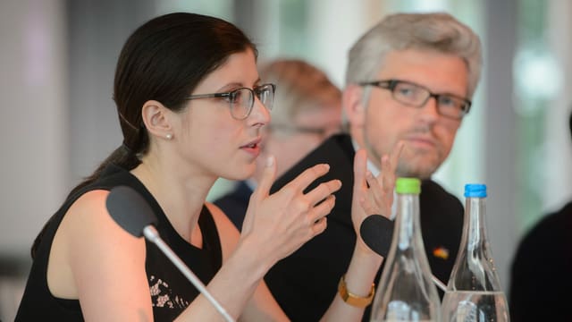 Frau mit Brille vor Mikrofon. Frau mit Brille vor Mikrofon.