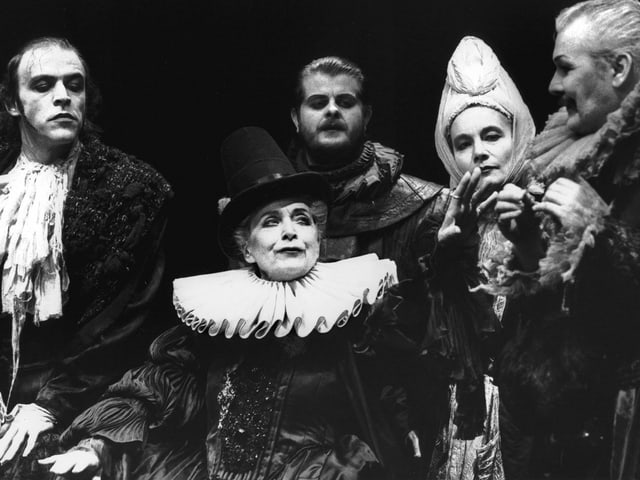 Schwarz-Weiss-Fotografie von einer Theaterszene mit fünf Protagonisten. Schwarz-Weiss-Fotografie von einer Theaterszene mit fünf Protagonisten.
