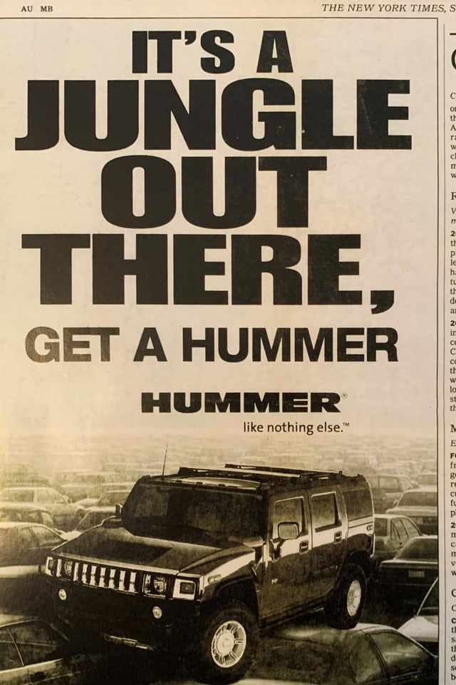Inserat für den Geländewagen Hummer, der über andere Autos fährt Inserat für den Geländewagen Hummer, der über andere Autos fährt