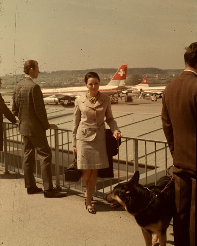 Frau vor Flugzeug