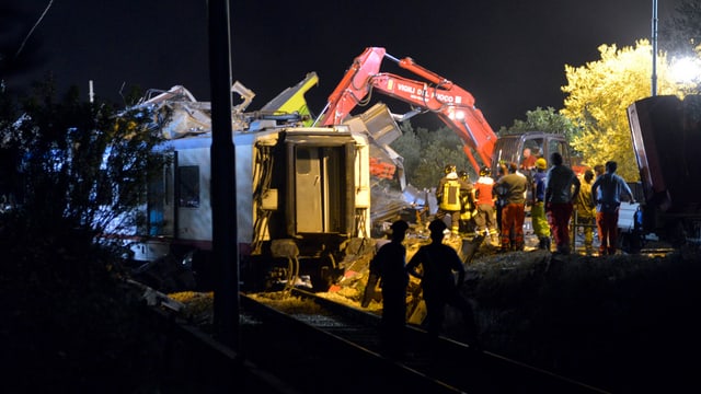 In vrack da tren en il stgir. Persunas da salvament sin il lieu. In vrack da tren en il stgir. Persunas da salvament sin il lieu.