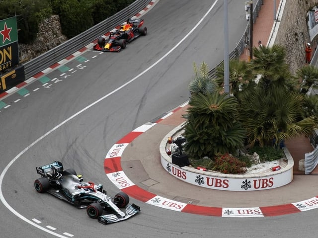 Zwei Boliden auf der Strecke in Monaco. Zwei Boliden auf der Strecke in Monaco.
