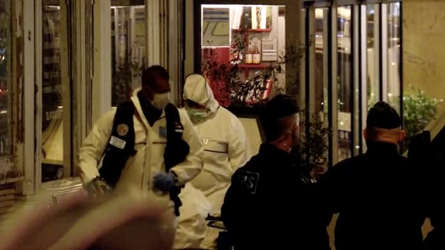 Forensiker untersuchen den Tatort in Paris. Forensiker untersuchen den Tatort in Paris.