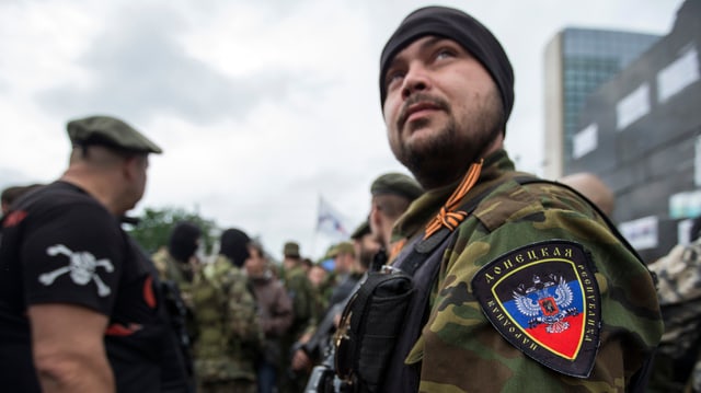 Ein bewaffneter Anhänger der pro-russischen Separatisten in Donezk