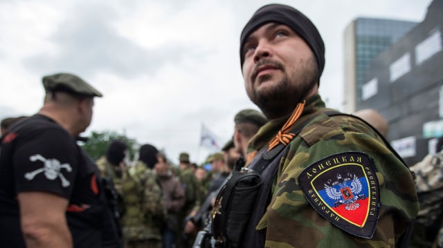 Ein bewaffneter Anhänger der pro-russischen Separatisten in Donezk Ein bewaffneter Anhänger der pro-russischen Separatisten in Donezk