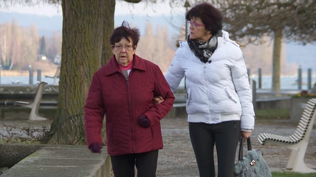 Zwei Damen am spazieren. Zwei Damen am spazieren.