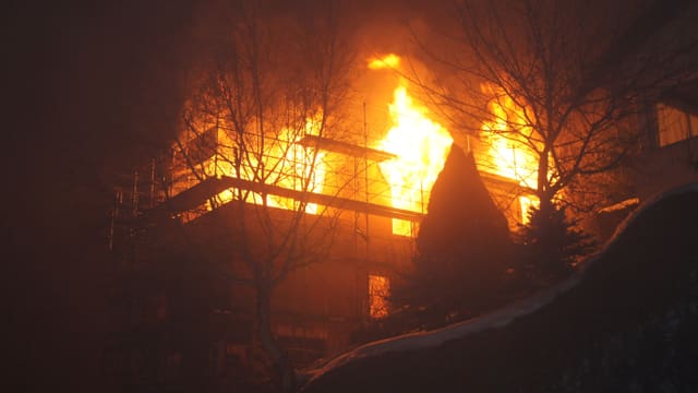 85 Feuerwehrleute konnten den Brand innert einer Stunde löschen.
