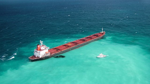 2010 verursacht ein chinesischer Frachter eine Ölpest am Great Barrier Reef. 2010 verursacht ein chinesischer Frachter eine Ölpest am Great Barrier Reef.