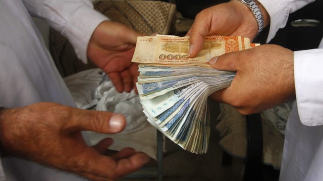 Geld wechselt die Hände Geld wechselt die Hände