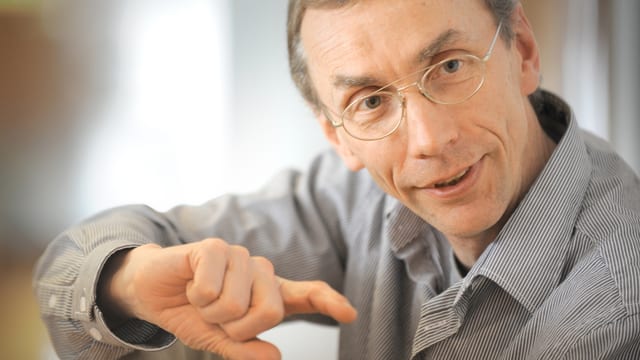 Ein Mann erklärt etwas Ein Mann erklärt etwas