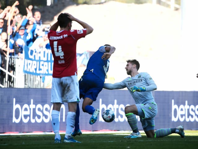 Gleich noch ein Kuriosum aus der 2. Liga: Hannover-Goalie Ron-Robert Zieler war nach dem 3:3-Ausgleich gegen Karlsruhe angefressen. Und diese Wut musste irgendwo hin. Zieler wollte mit voller Wucht auf den Ball einschlagen – und übersah Daniel Gordon. Der kreuzte die Flugbahn des Balls und wurde vom Boxhieb mitten in den Unterleib getroffen.