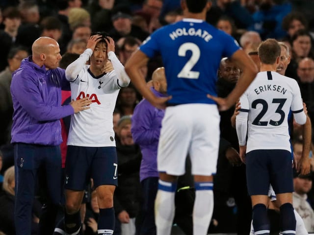Heung-min Son schlägt die Hände über dem Kopf zusammen.