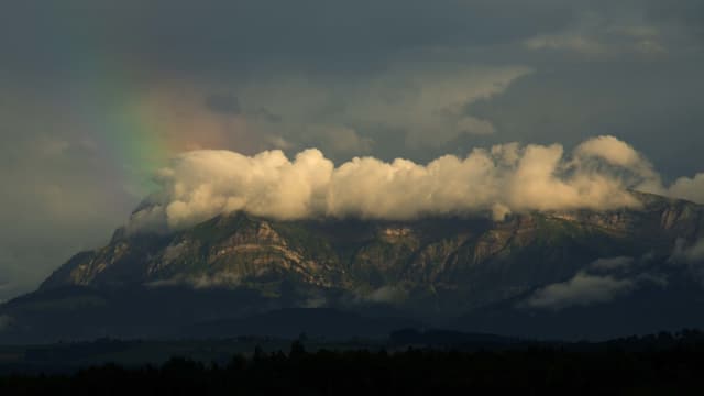 Blick von Uffikon zum Pilatus. Der Gipfel steckt noch in weissen Restwolken. Blick von Uffikon zum Pilatus. Der Gipfel steckt noch in weissen Restwolken.