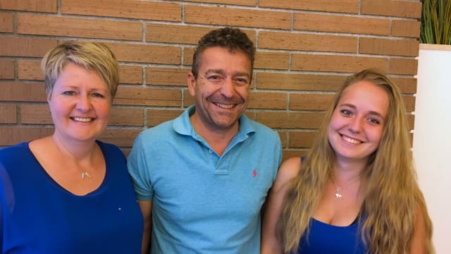 Das Ehepaar Meier mit einer Tochter vor einer Sichtbacksteinwand Das Ehepaar Meier mit einer Tochter vor einer Sichtbacksteinwand