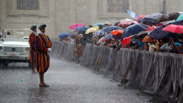 Schweizer Garde im Regen Schweizer Garde im Regen