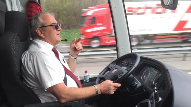 Chauffeur Hans Schwab am Steuer Chauffeur Hans Schwab am Steuer