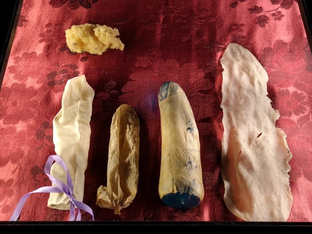 Kondome aus Seide und Schafsdärmen. Kondome aus Seide und Schafsdärmen.