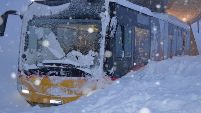 Steckengebliebenes Postauto mit eingeschlagener Scheibe Steckengebliebenes Postauto mit eingeschlagener Scheibe