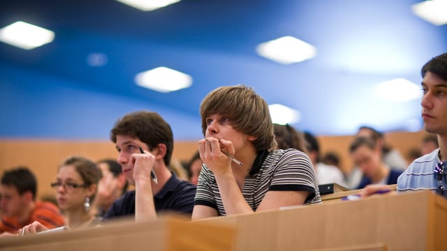 Studenten hören konzentriert zu. Studenten hören konzentriert zu.