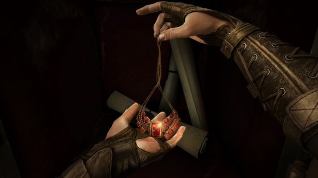 Die Beute, hier ein besonders schönes Rubin-Collier. Die Beute, hier ein besonders schönes Rubin-Collier.