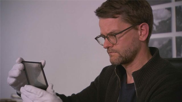 purtret da Werner che guarda tras intginas plattinas da vaider. purtret da Werner che guarda tras intginas plattinas da vaider.