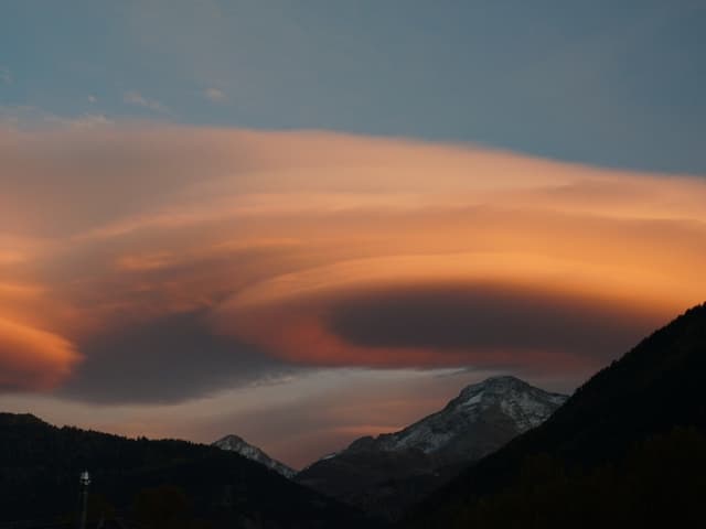 Linsenwolken über den Bergen.