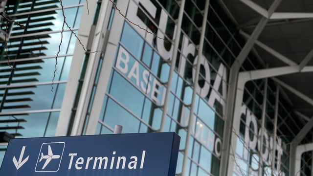 Gebäude Flughafen Basel, Schild Terminal. Gebäude Flughafen Basel, Schild Terminal.