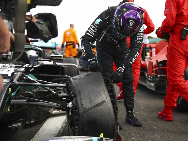 Der kaputte Reifen von Lewis Hamilton nach dessen Sieg beim GP von Silverstone. Der kaputte Reifen von Lewis Hamilton nach dessen Sieg beim GP von Silverstone.