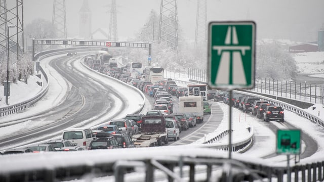 Osterstau am Gotthard: Dieses Jahr hat vor allem der erneute Wintereinbruch für Stau gesorgt. (keystone) Osterstau am Gotthard: Dieses Jahr hat vor allem der erneute Wintereinbruch für Stau gesorgt. (keystone)