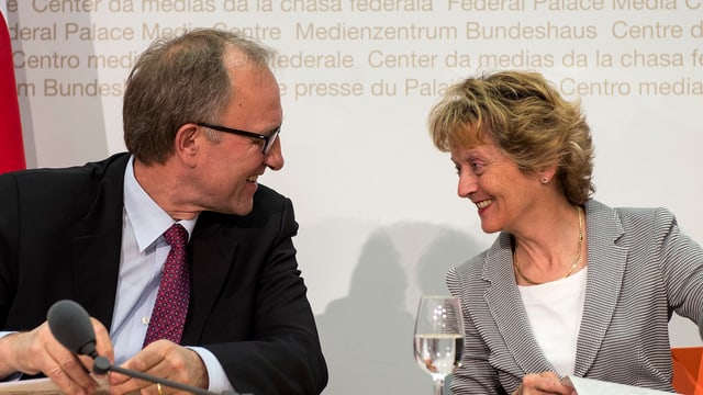 Finanzministerin Widmer-Schlumpf und FDK-Präsident Hegglin an der Medienkonferenz zur Erbschaftssteuer. 