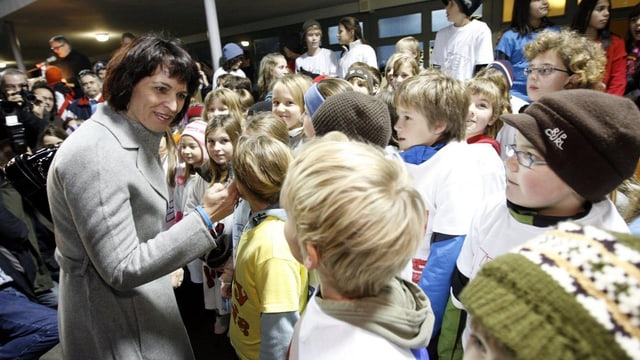 Doris spricht mit einer Kinderschar Doris spricht mit einer Kinderschar