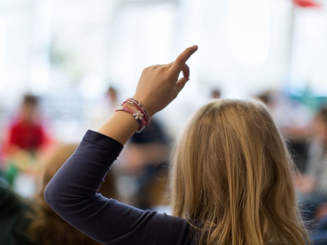 Ein Kind hält Hand in die Luft Ein Kind hält Hand in die Luft