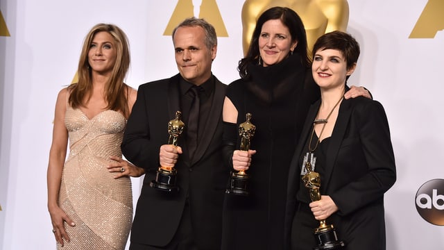 Auf dem Bild sind Schauspiel-Star Jennifer Aniston, Dirk Wilutsky, Laura Poitras, und Mathilde Bonnefoy zu sehen. Letztere drei mit einer Oscar-Trophäe. Auf dem Bild sind Schauspiel-Star Jennifer Aniston, Dirk Wilutsky, Laura Poitras, und Mathilde Bonnefoy zu sehen. Letztere drei mit einer Oscar-Trophäe.