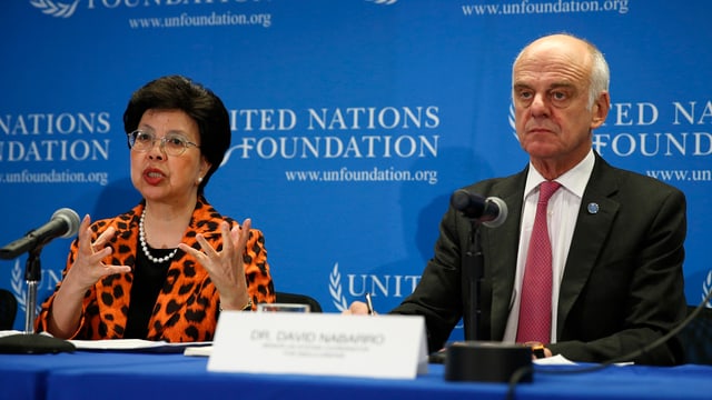 Die WHO-Direktorin Margaret Chan sitzt an einem Tisch und spricht, daneben sitzt ein UNO-Beauftragter Die WHO-Direktorin Margaret Chan sitzt an einem Tisch und spricht, daneben sitzt ein UNO-Beauftragter