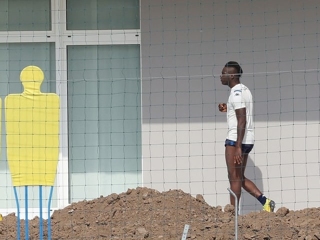 Mario Balotelli auf dem Klubgelände von Brescia. Mario Balotelli auf dem Klubgelände von Brescia.