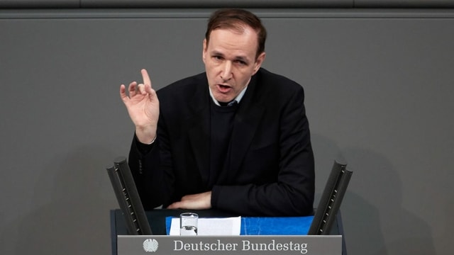 Mann an Mikrofon. Mann an Mikrofon.