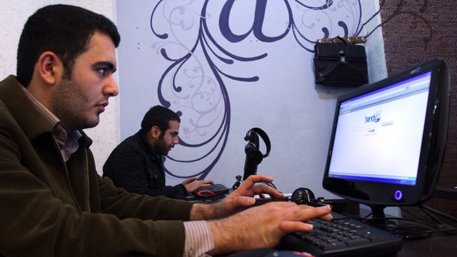 Student im Iran am Computer. Student im Iran am Computer.
