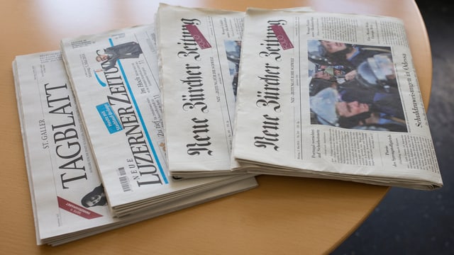 Mehrere Zeitungen auf einem Tisch. Mehrere Zeitungen auf einem Tisch.