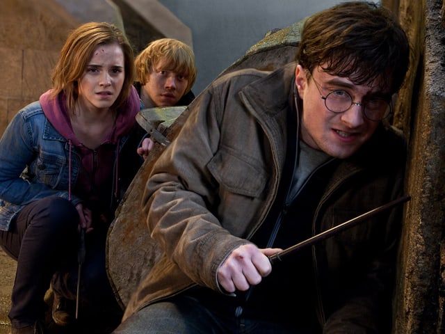 Hermine, Ron und Harry mit Zauberstab verstecken sich Hermine, Ron und Harry mit Zauberstab verstecken sich