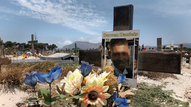 Blumen und Gedenktafel erinnern an Tod eines jungen Mannes Blumen und Gedenktafel erinnern an Tod eines jungen Mannes