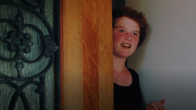 Noémi öffnet die Haustür, Anna Zöllig steht davor. Noémi öffnet die Haustür, Anna Zöllig steht davor.