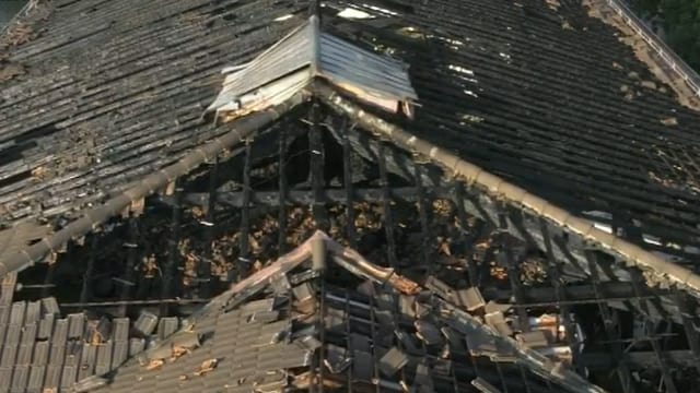 Luftbild des verbrannten Dachstocks. Luftbild des verbrannten Dachstocks.
