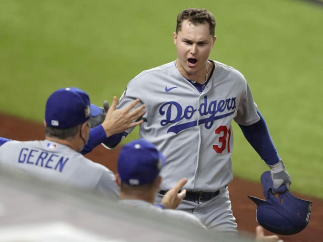 Joc Pederson klatscht mit seinen Teamkollegen ab. Joc Pederson klatscht mit seinen Teamkollegen ab.
