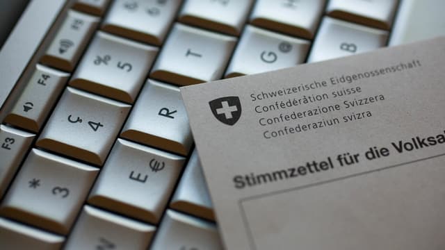 Computertastatur, darauf liegt ein Abstimmungszettel. Computertastatur, darauf liegt ein Abstimmungszettel.