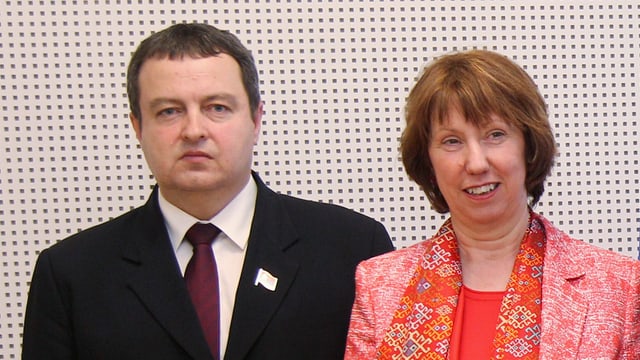 Dacic steht neben Catherine Ashton. Dacic steht neben Catherine Ashton.