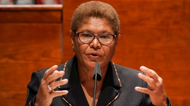 Die Abgeordnete Karen Bass während einer Rede im Repräsentantenhaus am Rednerpult. Die Abgeordnete Karen Bass während einer Rede im Repräsentantenhaus am Rednerpult.